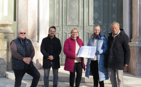 Spenden-Überreichung vor dem Kloster Fürstenfeld 